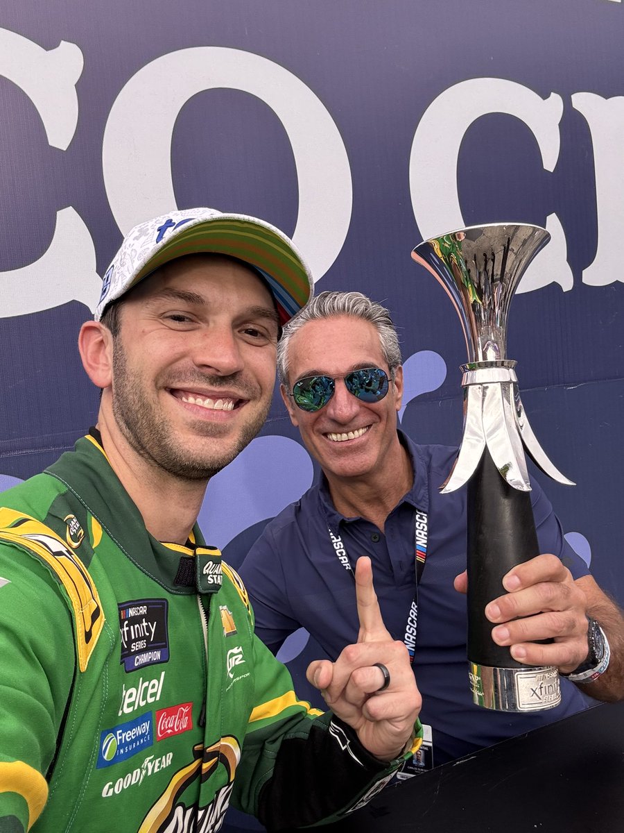 escuderiatelmex's tweet photo. ¡Carrerón @Daniel_SuarezG, felicidades! 🍾🏁 ¡Viva México! 🇲🇽😎🏁

#AMáximaVelocidad #NASCARMexico https://t.co/i7Gj03xd7e