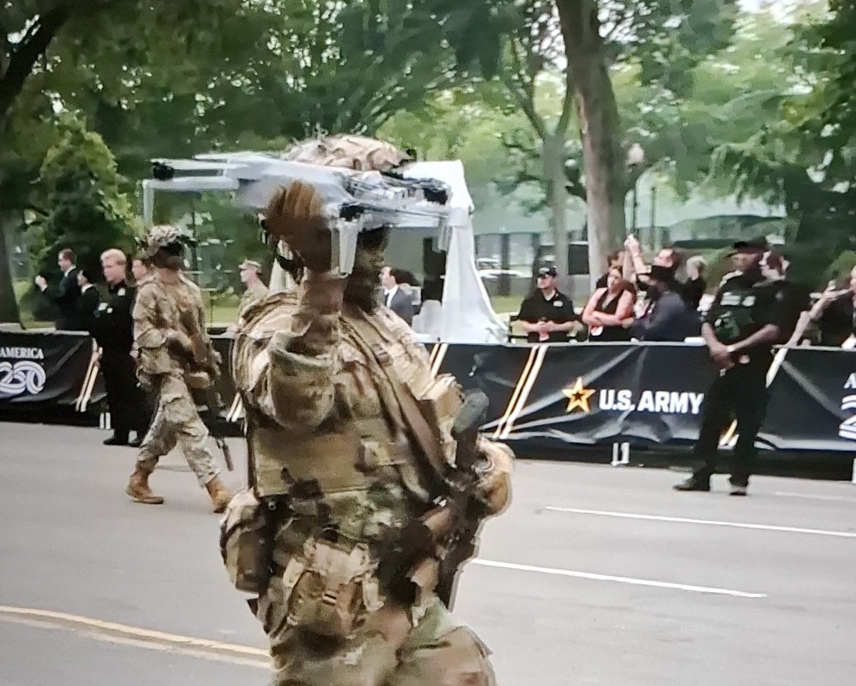 #TrumpParade
A soldier holding a drone. Riveting stuff. 🥱
#TrumpParadeisCrap 
#BirthdayParade #USArmy250
