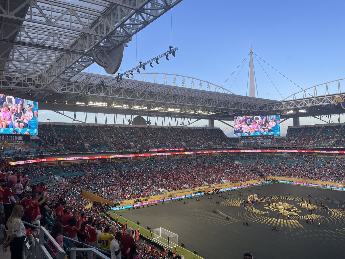 5’ du coup d’envoi du match d’ouverture de la Coupe du Monde des clubs, encore quelques sièges vides dans des tribunes Fraise Tagada : le rose de l’Inter Miami bien concurrencé par le rouge du Al-Ahly. Les supporters du club egyptien sont aussi nombreux et plus bruyants. #FIFACWC