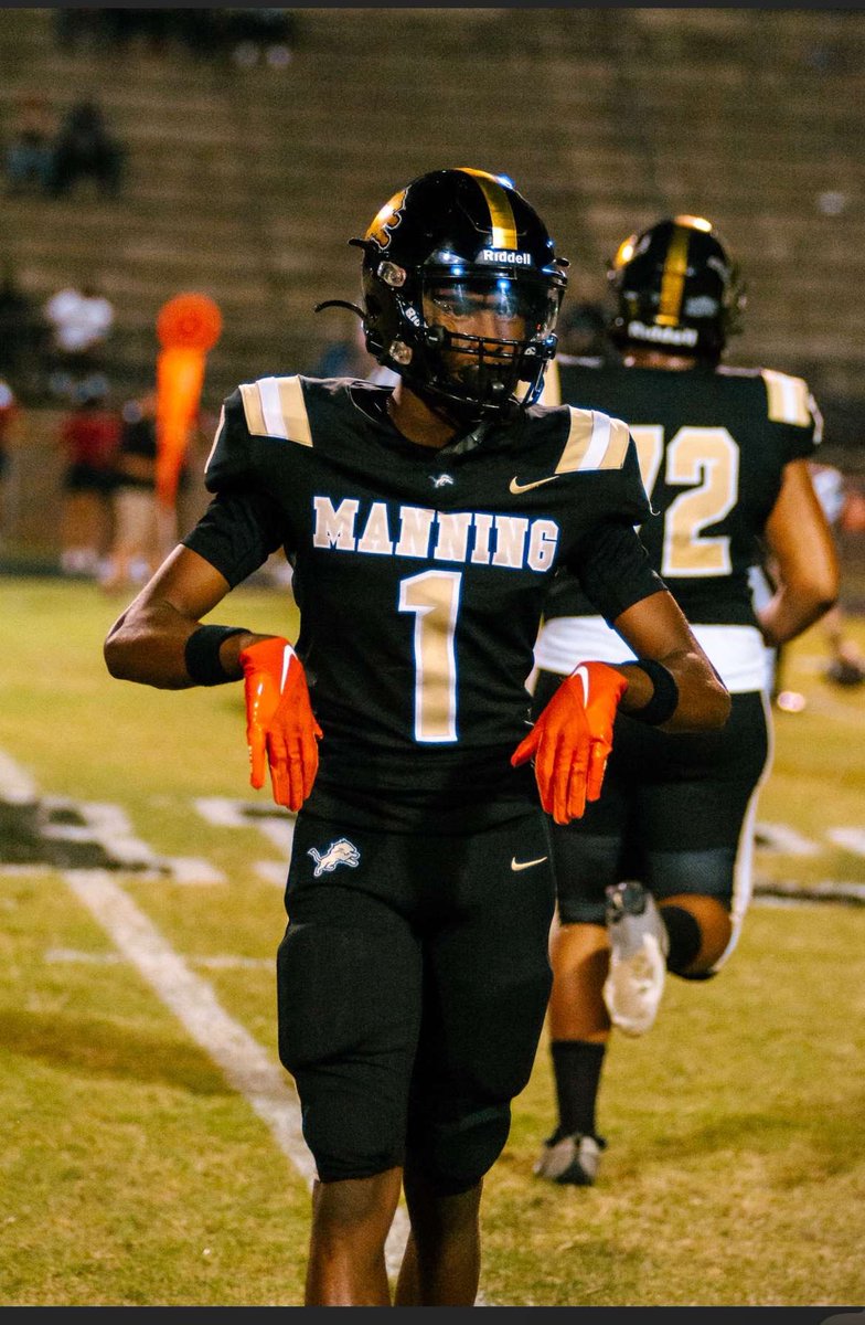 🚨Couple more hours until class of 27 can officially contact college coaches hoping I be one of the ones to get a call.

Manning high school
Height: 6’0
155lbs
GPA: 3.7 
WR/CB
40: 4.4

hudl.com/v/2RJgR7