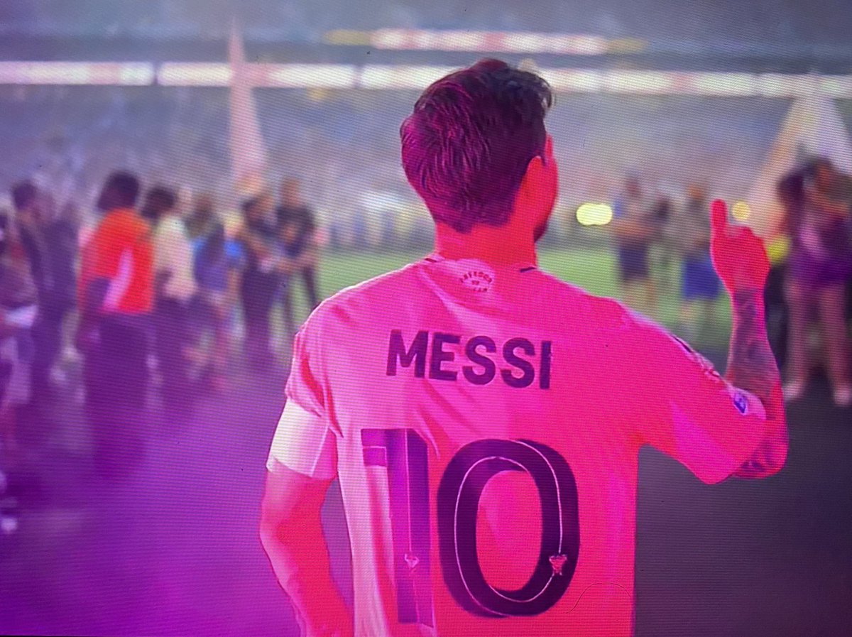 I’ve been watching the #ClubWorldCup for 2 minutes and it’s already pissing me off. Introducing players one at a time 🙄, get that so far to fuck. 

Americans really shouldn’t be allowed anywhere near football