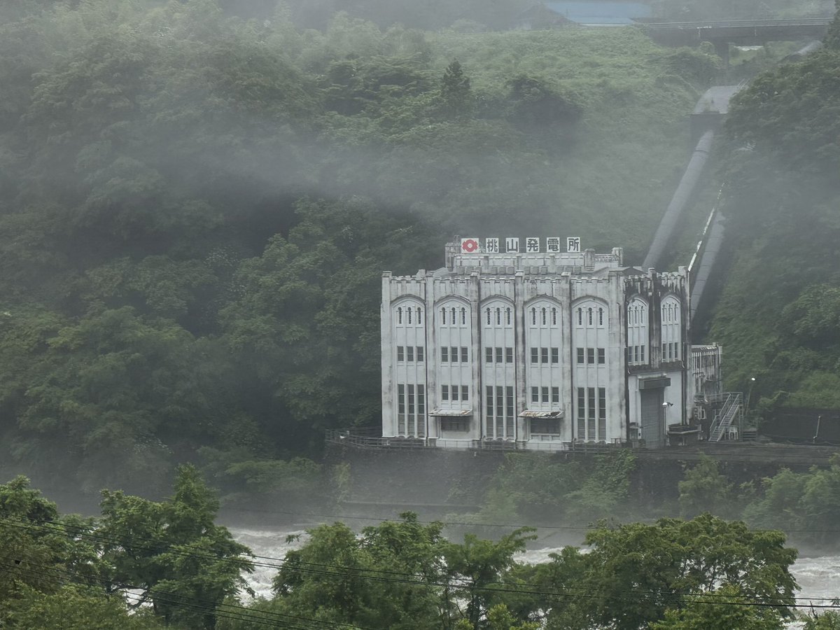 木曽川の水力発電所群の中でも屈指の美しさを誇る桃山発電所を通過