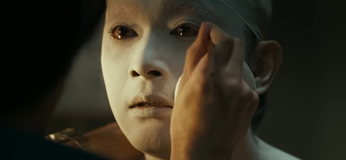 #国宝
#国宝級名場面キャンペーン

喜久雄の手が震えてお化粧できない時に俊ぼんが来てからの2人のシーンが好きです。

「俊ぼんの血が欲しい…」

「お前には芸があるやないか」
　
優しい目で俊ぼんが化粧を手伝ってあげるシーンで涙腺崩壊でした。
このシーンが全てを物語っていた気がします。