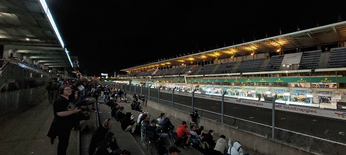 A decent sized crowd still here at 2 in the morning, keeping the atmosphere going.
#20RLM24 <a href="/RSL_Studio/">Radio Show Ltd</a>