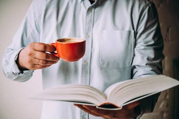Kahveyi sıcak severim…
Kitapları derin…
Kadınlarıysa zeki, olgun ve ne istediğini bilen.

DM kutum, sadece gözleriyle konuşmayı bilen kadınlara açık. ☕📖🖤