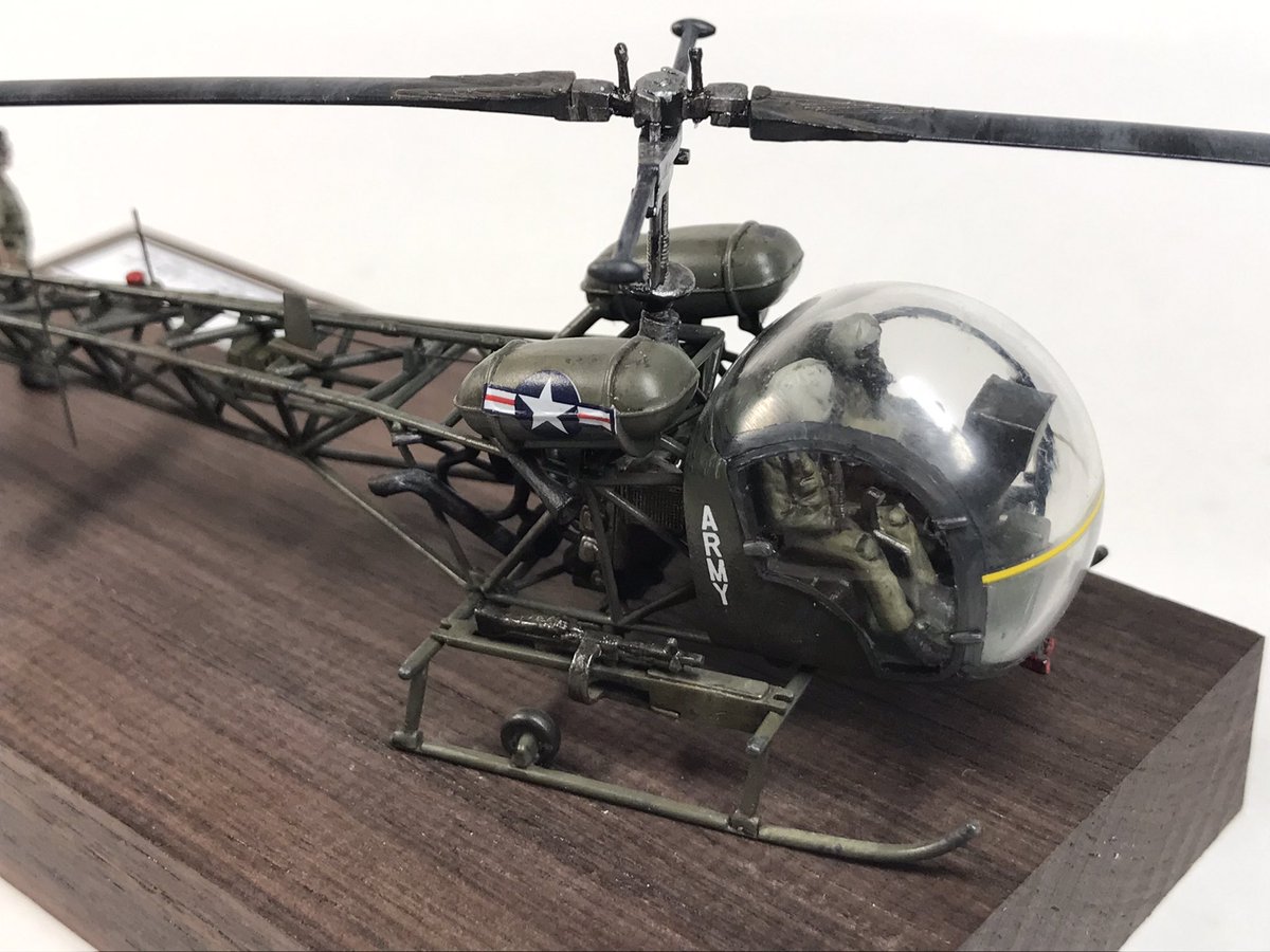 #大分ホビーフェスタ2025
会場で購入したイタレリのヘリがちょうど1週間で完成しました。
ハセガワのパイロット＆グランドクルーも付けました。コクピット結構ギリギリですね。サングラスのおじさんは７２なのに小指の仕草がグッときます。イタレリらしいほのぼのとしたキットです。