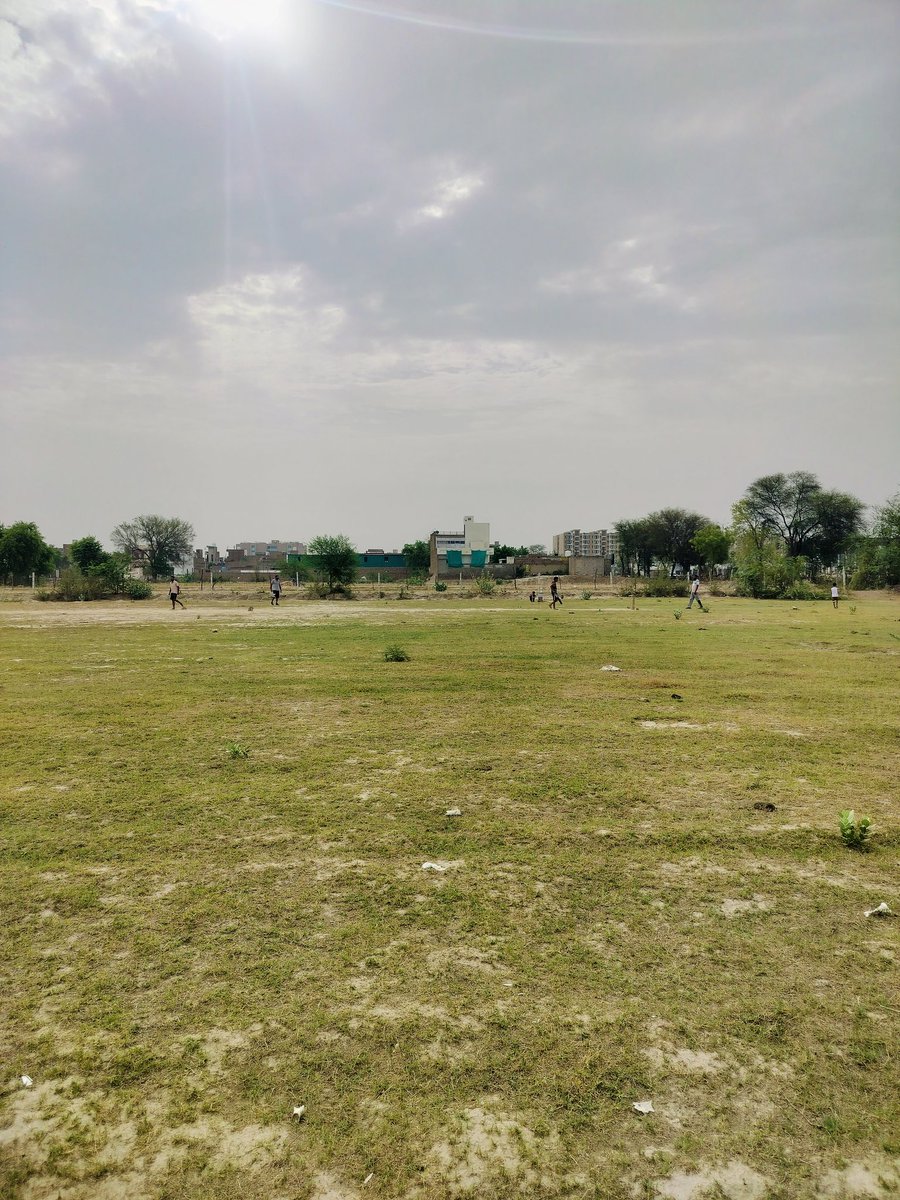 Suday subah cricket khelne aaya tha. Toss jeet k pehle batting aai. Ladai karke opening karne gaya aur pehli ball pe out hogya. Ab pure 20 over timepass kese karun 😭