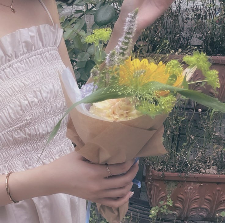︎
︎ ︎
︎ ︎
         𓄹 🧺  *·ྀ  :   went  out  to  the public  market  to  buy  fresh  fruits  and  also  stock  up  some  ingredients  for  the  bakery  next  week.  there  were  a  lot  of  fresh  flowers  too  and  picked  out  a  few. 
︎
︎ ︎
︎ ︎