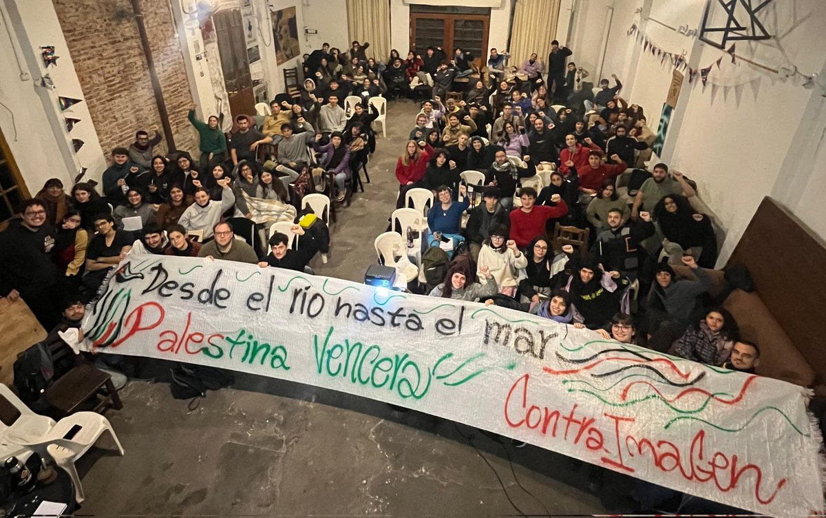 ptsjuventud's tweet photo. 🧵Este fin de semana se está llevando adelante el XX Congreso de nuestro partido, el @PTSarg. Hoy nos juntamos en muchos puntos del país a seguir el punto de situación nacional. 
Acá desde La Plata: https://t.co/DldBBuRYB1