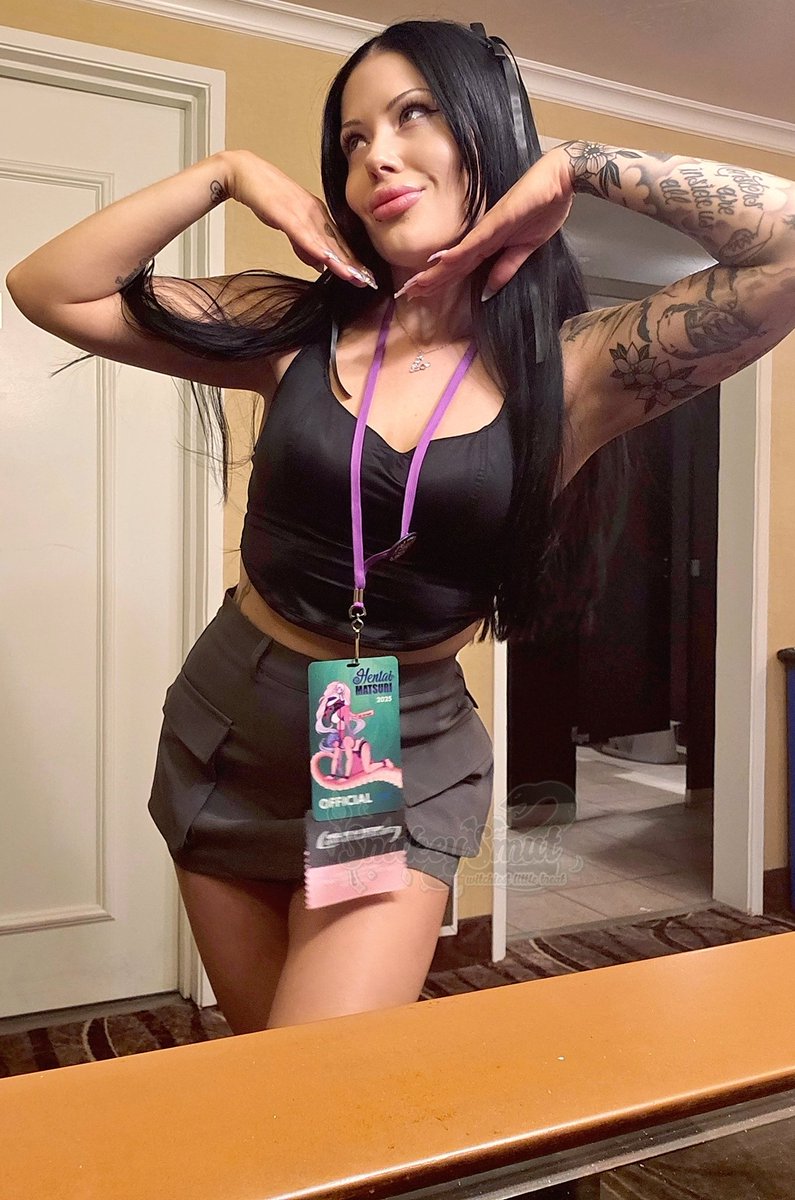 SnakeySmut's tweet photo. HENTAI MATSURI DAY 2 ✨💫 

it's been such a fun dayyy. so grateful for y'all who have stopped by to say hi 💜 (big fan of everyone stopping to spank and grope my mousepad, my kind of pervs). I'm here till 10 tonight at my table in the special guests area xo https://t.co/gHFrXjLdCR