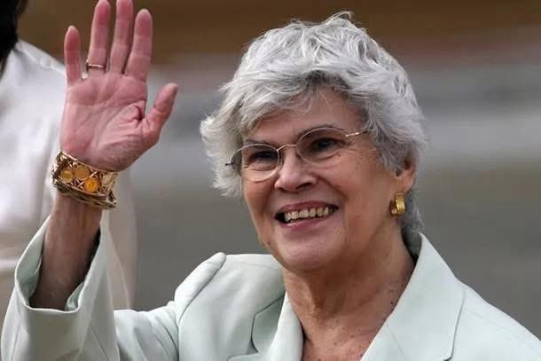 Nos unimos en oración por el eterno descanso de doña Violeta Barrios de Chamorro.
Primera mujer presidenta de Nicaragua, símbolo de paz y valentía. Su legado de integridad y servicio vivirá por siempre en el corazón de su pueblo.

Descansa en paz 🕊️<a href="/cefeche/">Carlos F Chamorro</a>