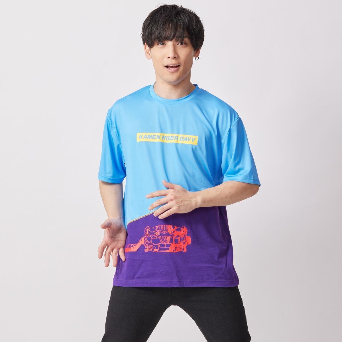 仮面ライダーガヴ』 ショウマをイメージした切り替えTシャツが登場