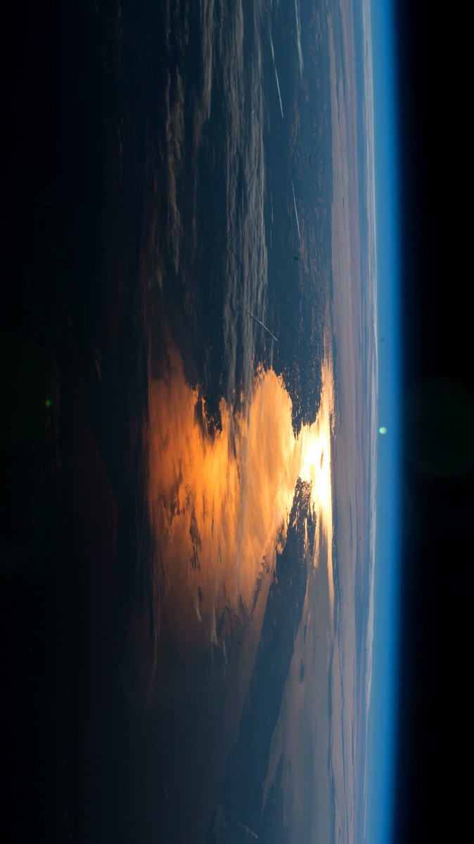 uhd2020's tweet image. The Sun's glint lights up the North Atlantic Ocean as seen from the ISS