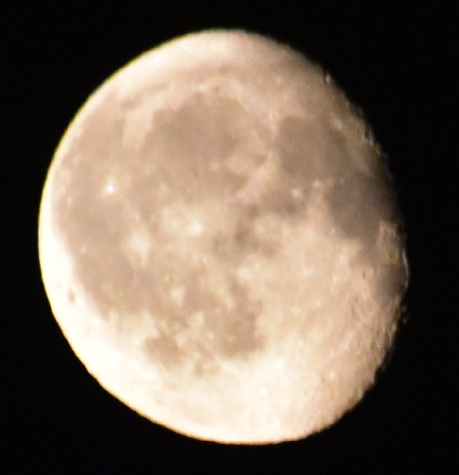 johan_klos's tweet photo. Goedemorgen ook de #maan kwam er weer even mooi bij #onderweg #weerfoto #nederland #moon #kraters https://t.co/L1JxIQQkg1