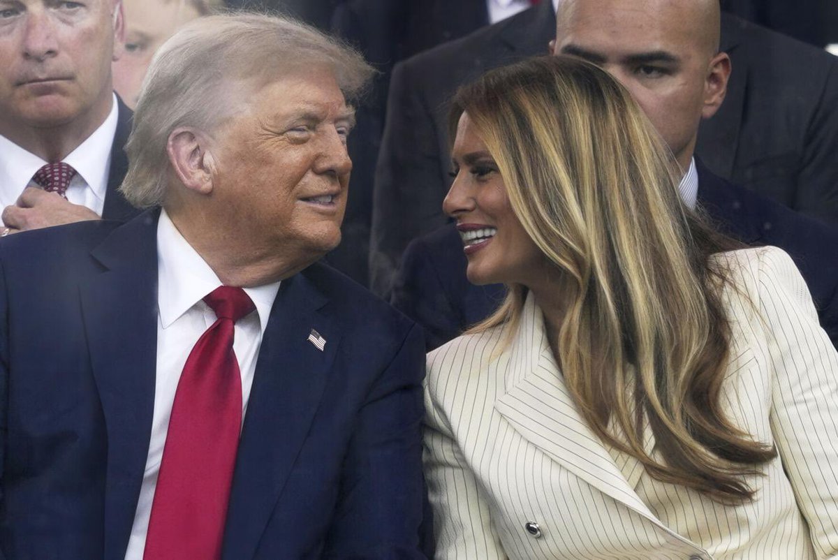 MELANIAJTRUMP's tweet photo. POTUS ❤️ FLOTUS https://t.co/FKd3wtXcJX