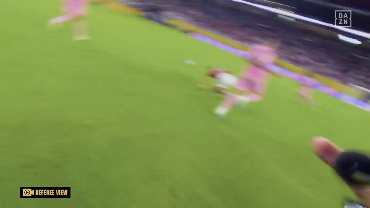 MrSamHQ_'s tweet photo. ๐ธ โ Refereeโs body cam makes its debut! ๐๐น
A whole new perspective on the game.
#FIFACWC #AlAhlyInterMiami #England https://t.co/8spNHsh5SC