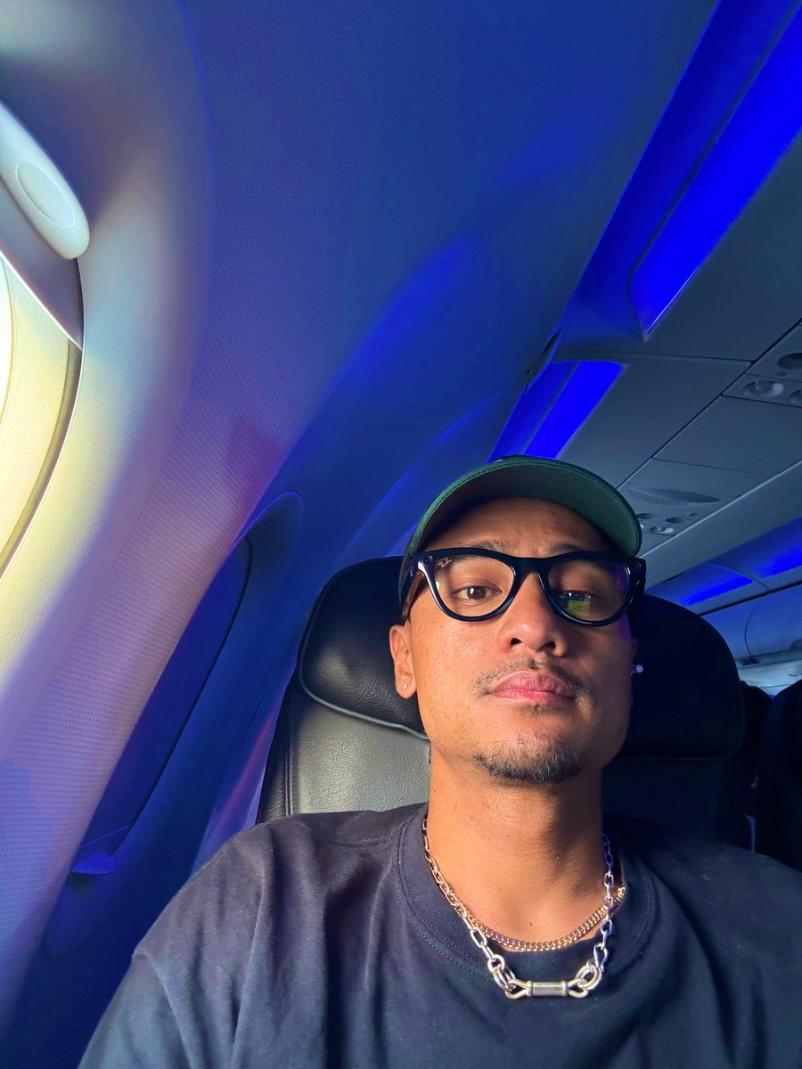OnlineCarlo's tweet photo. unDS’d these rayban smart glasses on @JetBlue now i see clearly https://t.co/QI0SlC7ER5