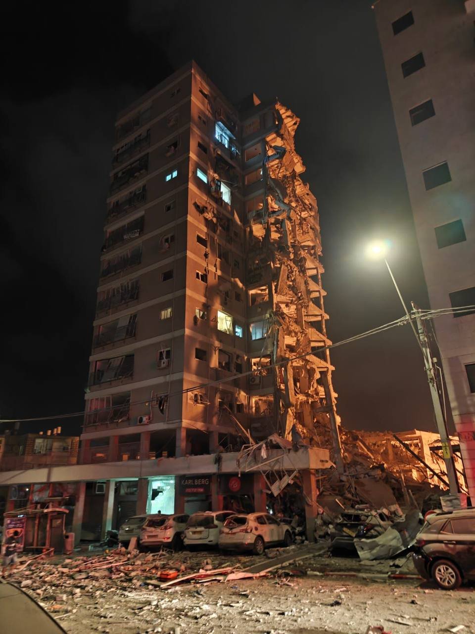 ⚡️⚡️Imágenes de medios internacionales capturan misiles iraníes impactando sus objetivos en Haifa