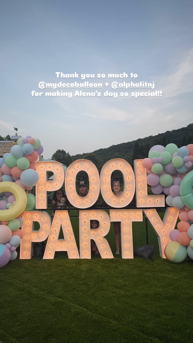 DanielleJBrasil's tweet photo. 🎓 ——— Festa de formatura da elementary school da Alena!

Danielle compartilhou alguns registros da festa na piscina, com direito a caminhão de sorvete! 🍦 https://t.co/nubj15XpnN