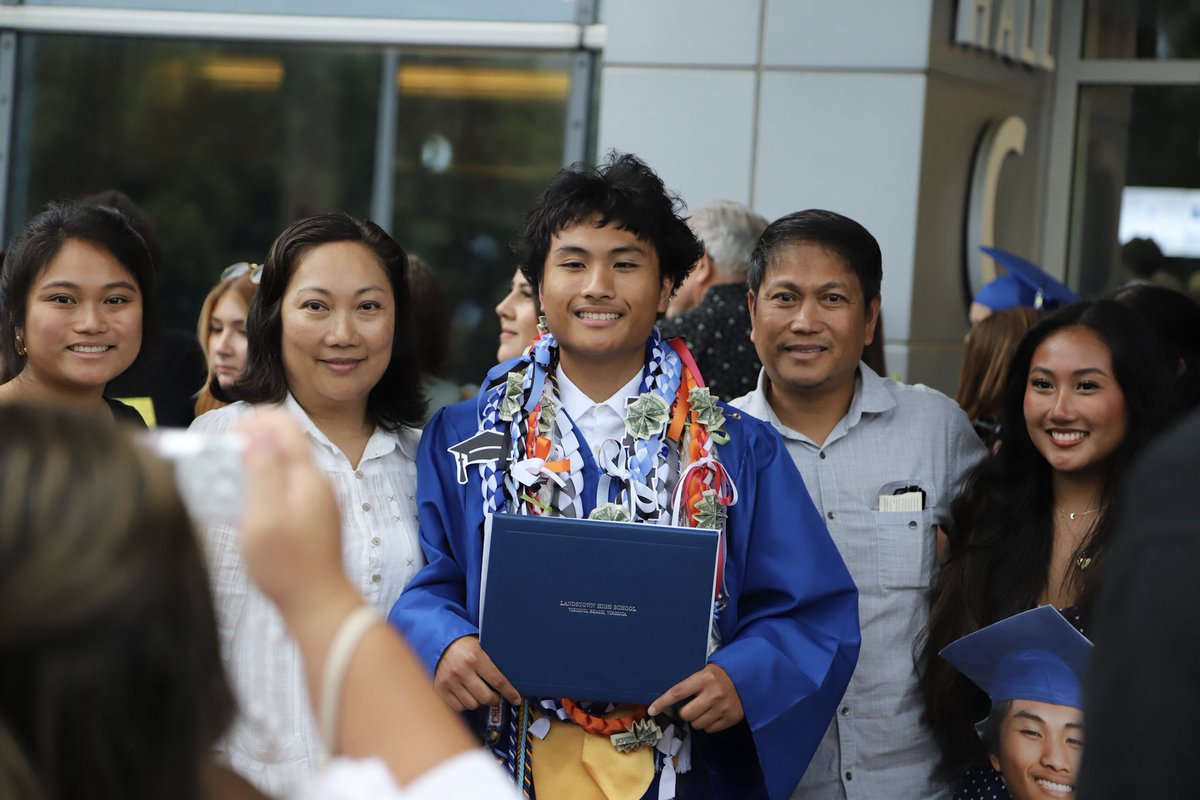 vbschools's tweet photo. π A soaring day for Landstown HS!
Graduates from the Class of 2025 took flight.
πΈ View the album: https://t.co/FW9UOllplw
π Post your photos using #VBCPSGRAD!
#VBCPSProud https://t.co/h6vzcZJ11m