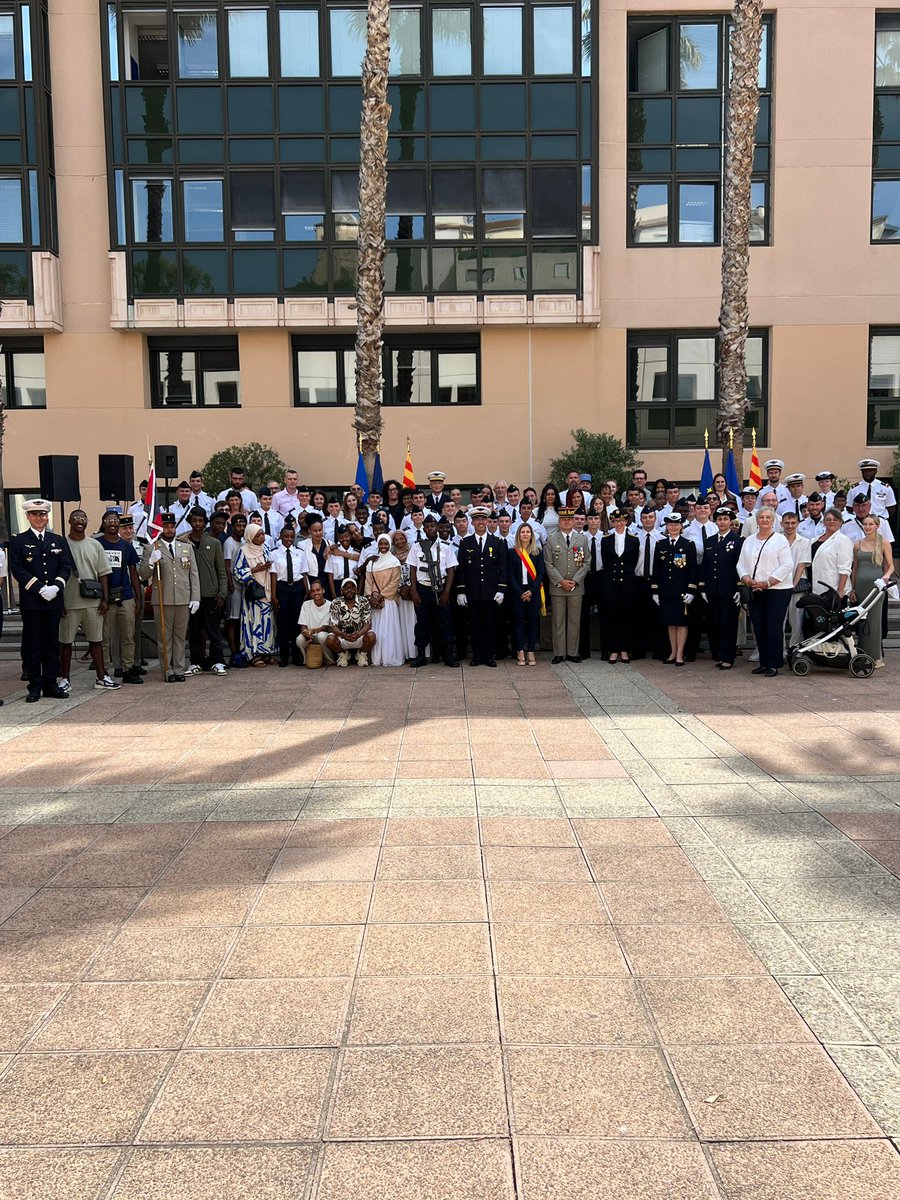 . <a href="/AuroreBruna1/">Aurore Bruna</a>, conseillère régionale, a représenté <a href="/RenaudMuselier/">Renaud Muselier</a> à la remise des calots aux jeunes engagés au service militaire volontaire 🇫🇷🪖. Une cérémonie récompensant leur dévouement et leur engagement 🫡.