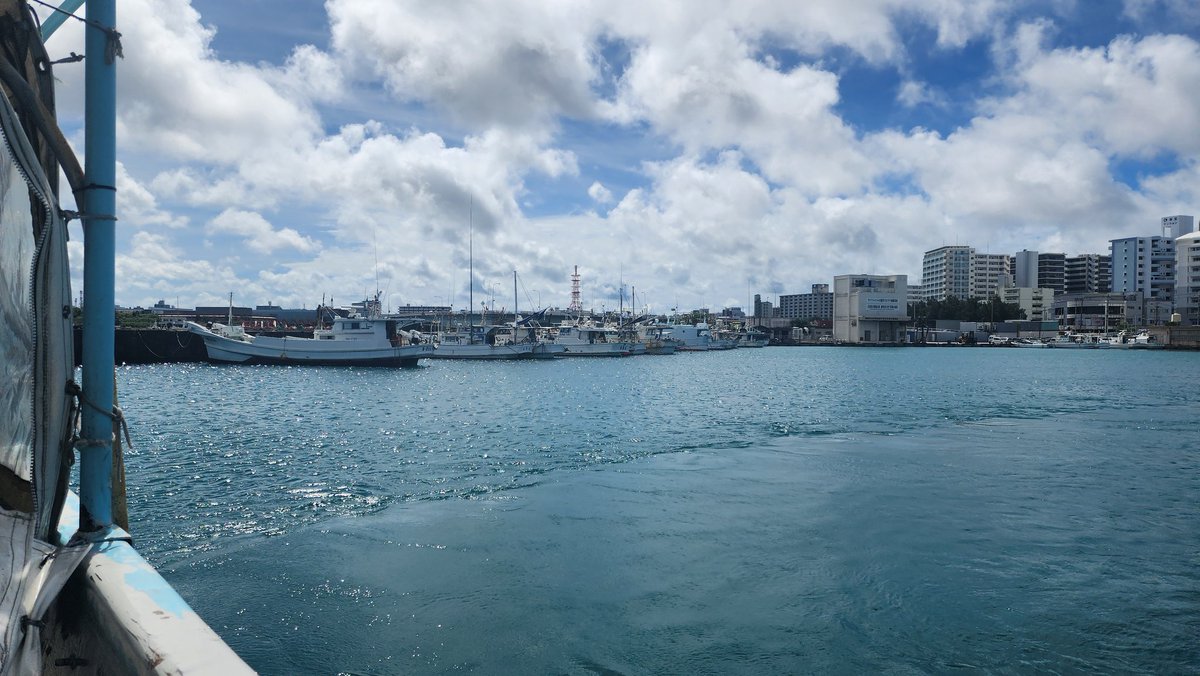 여기는 오키나와. 다이빙 나가는 길. 맘같아서는 집에서 진득하게 작업하고 싶지만 가족휴가는 챙겨야... 🫠 이왕 온거 신나게 놀다간닷