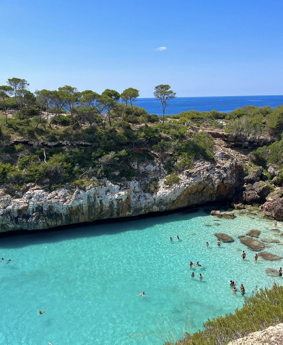 견디고 싶단 마음이 끝간데 없는 나는 딱 한가지들만 기억하기로 했다. 좋아하는 마음, 좋아하는 마음이 더 깊어지면 시작될 것들, 그리고 아직도 보류해두고 있는 모든 진심과 진심과 진심들. 그 진심들을 하나하나 꺼내보기로...