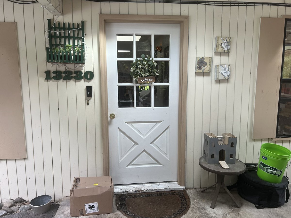 TheMessyBadass's tweet photo. @Uber_Support Uber Eats claims that the order was delivered and proper protocol was followed. Do these look like the same doorsteps? I think not. Thanks for the awesome customer service! 👎🏻👎🏻👎🏻 https://t.co/iN02w56psP