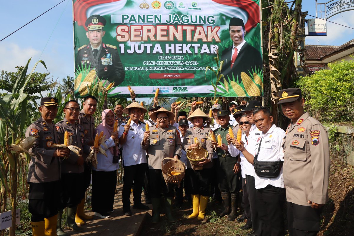 SatlantasTmg's tweet photo. Polres Temanggung mendukung program ketahanan pangan Nasional.
#SWASEMBADAPANGAN
#KETAHANANPANGAN
#POLRICINTAPETANI
#POLRESTEMANGGUNG
#POLDAJATENG https://t.co/B5GHj2egYl