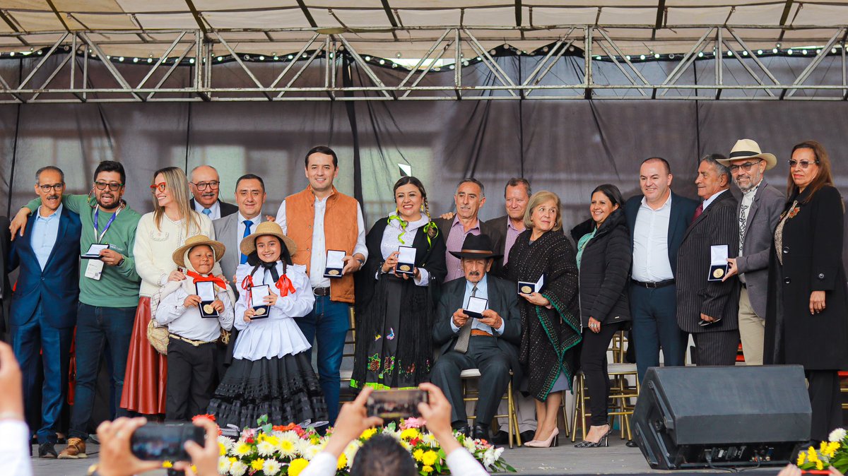 ingwilmerc's tweet photo. ¡Qué alegría volver a la tierra del folclor y la devoción! 🎶🙏🏼 Hoy celebramos en #Chiquinquirá los 100 años de la emblemática Guabina Chiquinquireña, una joya musical que enorgullece a todo Boyacá. Desde la Plaza de la Libertad, vibramos con la cultura, la tradición y el talento de nuestra gente. 💃🏽🎻

Gracias al Colectivo Campesino y a todos los que hacen posible este Festival. Me llena de gratitud el reconocimiento de mi amigo, el alcalde @JeffersonCaroC 🏆 🙏🏼. ¡Seguiremos trabajando con fuerza por la comunidad chiquinquireña! ¡Que viva la Guabina Chiquinquireña, Vamos Pa’lante!💚✊🏼