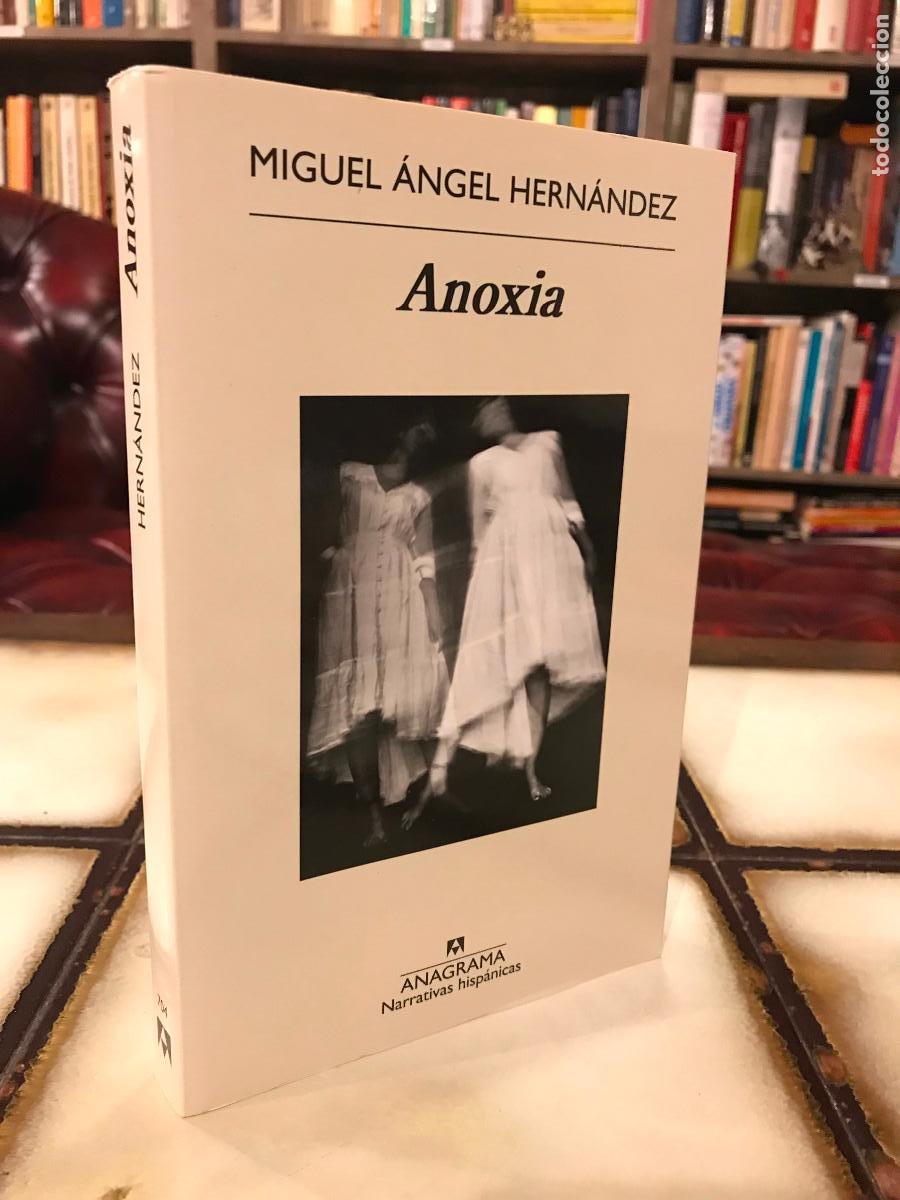 Una niña muerta.
Una fotógrafa viuda.
Un estudio en ruinas.

Así empieza Anoxia, la novela más intensa y visual de Miguel Ángel Hernández <a href="/mahn/">Miguel Ángel Hernández</a>.
