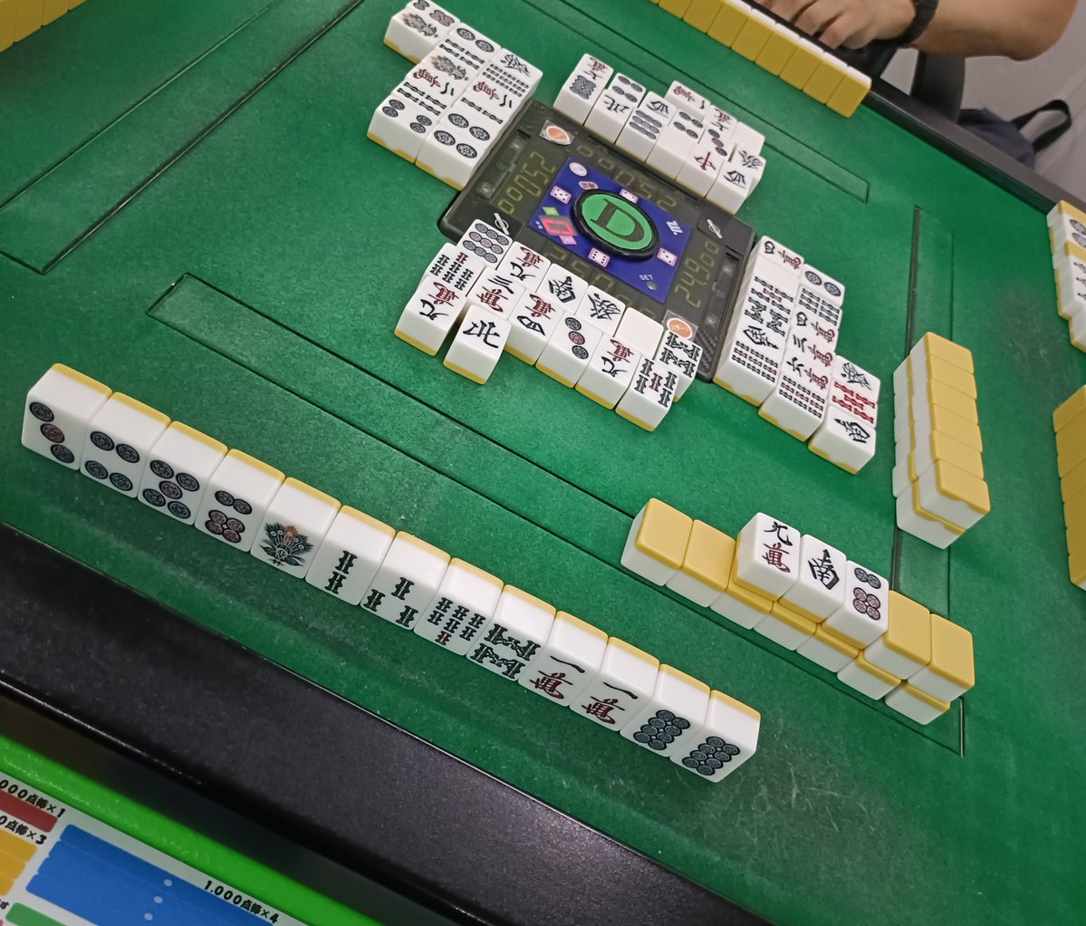新潟店
２卓スタートです。

新潟らしい天気ですが、
リーダー、店長、ボラスタで
元気にいきます。

どう頑張ってもテンパらん