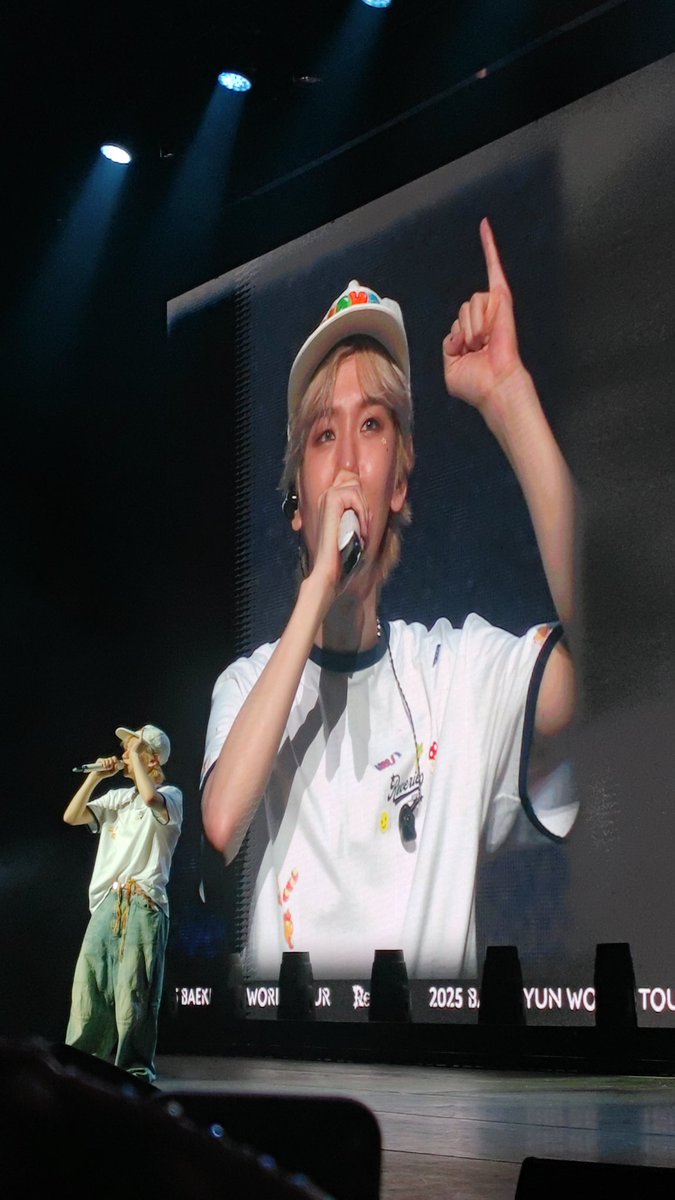 Melo_Day_'s tweet photo. Baekhyun: with this last song we'll make a promise 

I promise to come back here 

TE AMO 

#ReverieSãoPaulo https://t.co/E62vgAD67L