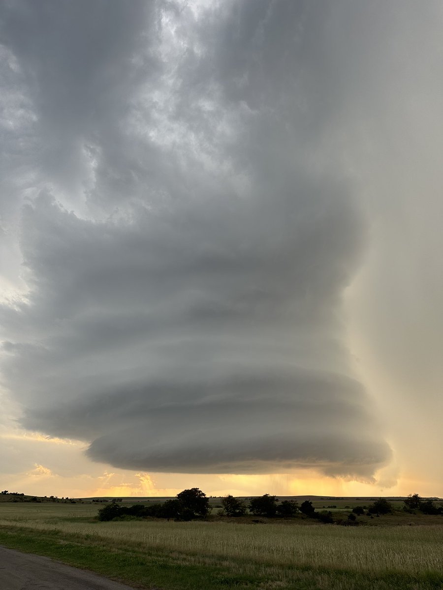 Wow! Structure on storm near Hydro, OK #okwx <a href="/NWSNorman/">NWS Norman</a>
