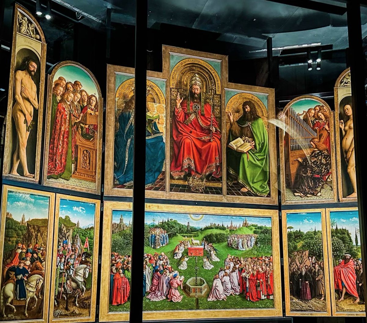 《启示录》第七章第9节：“此后，我观看，见有许多人，没有人能数过来，是从各国各族各民各方来的，站在宝座和羔羊面前。”
杨·凡·艾克