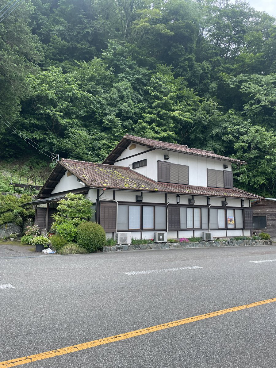 quattro0811's tweet photo. ステッカー集めつつの帰路山梨での記録です📷SSTRからの今回の旅で国道ステッカー収集も100枚を越えました😊
甲府への道すがら見覚えのある建物が🏠
なんと志摩リンハウスの目の前を通過してました🛵思わずバイクを停めて記念撮影
#SSTR2025
#国道ステッカー
#ツーリング
#ゆるきゃん https://t.co/TAq9deuiMk