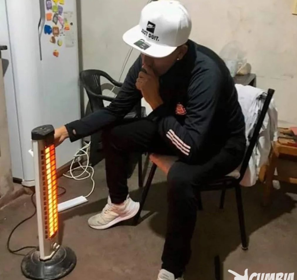 Acá pensando si salir de joda o quedarme al lado de la estufa