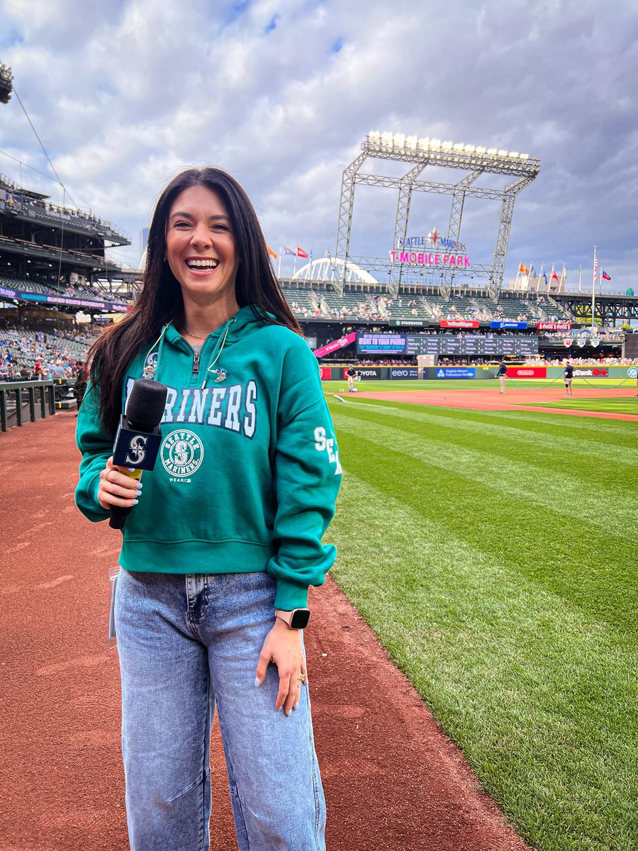 AshleyCox21's tweet image. Can’t go wrong with @WEARbyEA 🔥 Go @Mariners! #WEARonyou #TridentsUp