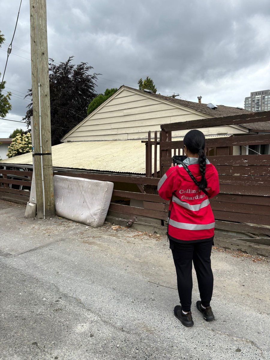 CollingwoodcpcC's tweet photo. 1/2
@CollingwoodCPC
2nd #Patrol for Friday June 13th was dispatched to check the #Community.
#Guardians were busy checking the
@shopcollingwood #BIA corridors for issues.
From #Graffiti to abandoned mattress to #Graffiti, the #Guardians will dealt w/ it.
#CommunityCPC at work https://t.co/v7ye6T30NT