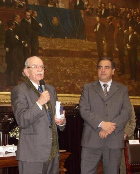 Adiós a un grande de La Rioja
Hoy nos deja Ramón Navarro, un inmenso poeta, escritor y músico riojano.
Tuve el honor de hacerle entrega del premio Mayor Notable Argentino en el Congreso de la Nación.
Gracias Ramón, por defender con valentía al Famatina.

Tu huella es eterna.