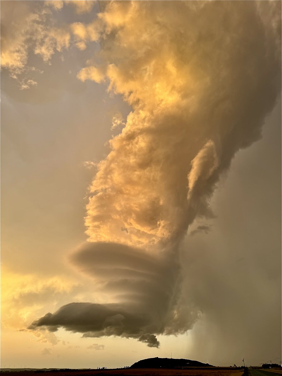 stormchase4life's tweet photo. Weakening now, but MAN, what a storm! #okwx https://t.co/CO7RSdnrEU