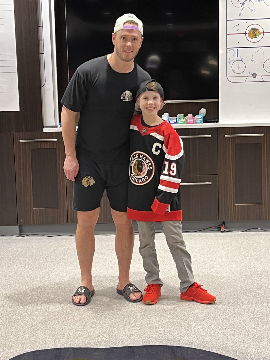 MommyStef2's tweet photo. Anyone know where I can get a #jonathantoews stick? I ended up getting meet and greet tickets so Decs can see his favorite player again. He’s been wanting one of his stick forever so figured see what we can find for him to bring in a couple of weeks. #blackhawks #toews https://t.co/OgaErhL25L
