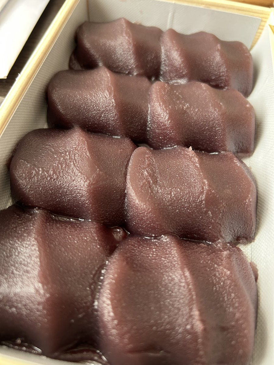 kn_boc_'s tweet photo. おかえり！
りくろーおじさん初めて食べた✨
ちいかわの靴下、かわいすぎて
もったいなくて履けない🥺
そして安定の赤福！ありがとう！ https://t.co/NEQ2Z271W2