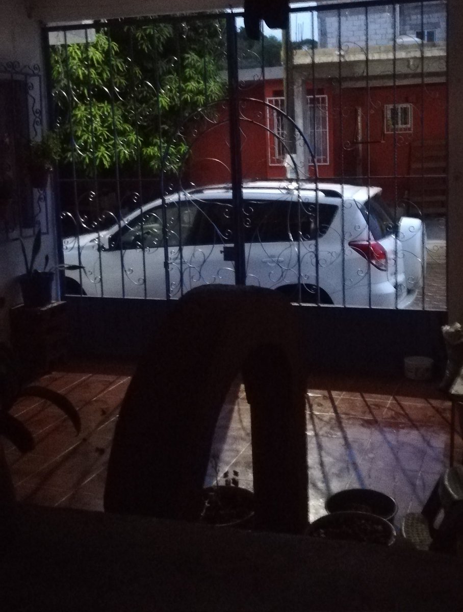 Esta lluvia piensa que uno duerme acompañado o que?