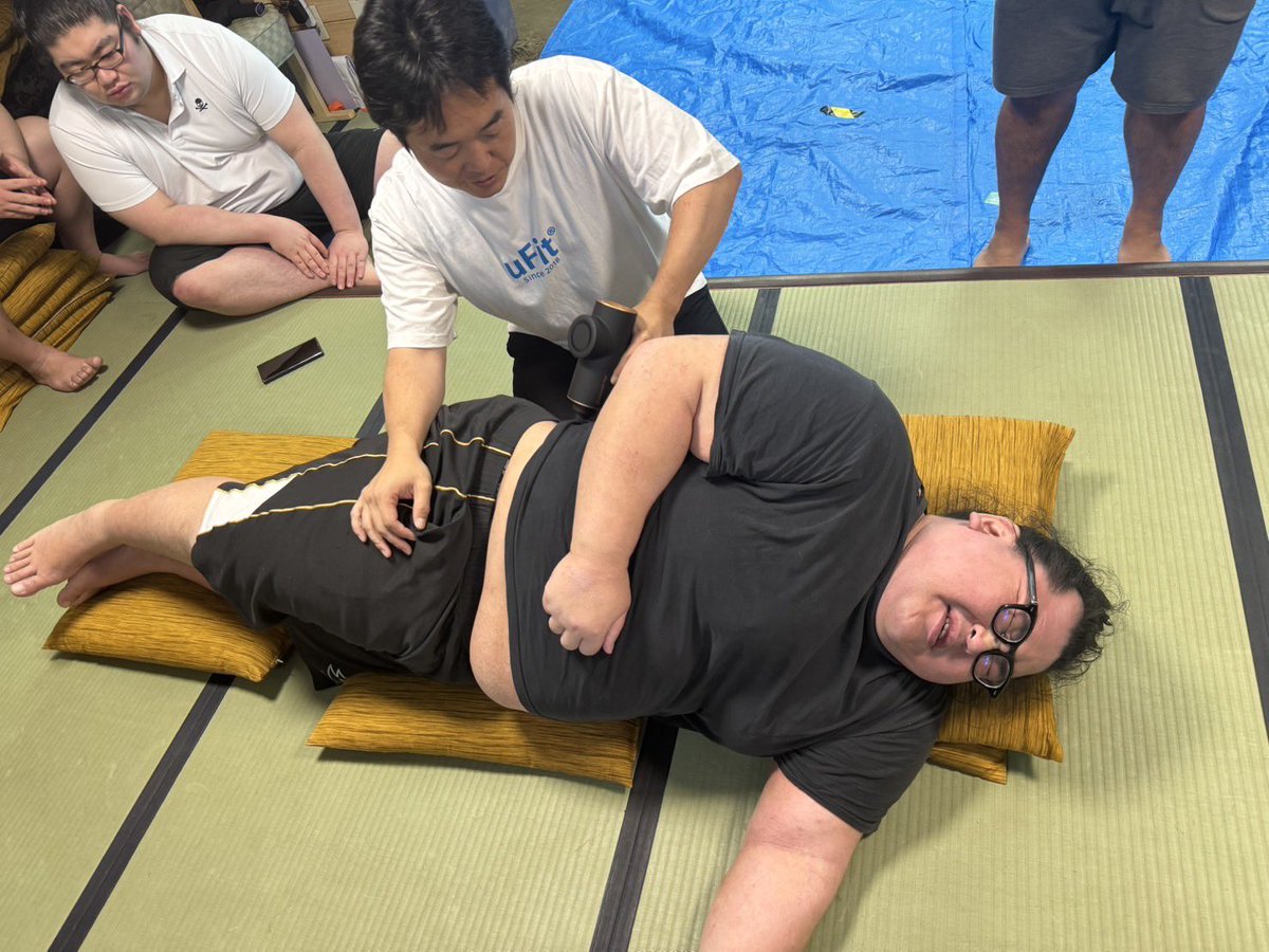 nakamura_b_sup's tweet photo. 中村部屋に“筋膜革命”⁉️ 理学療法士によるマッサージガン講習で稽古後のケアも本格派に💪✨

#中村部屋 #相撲 #sumo https://t.co/D56E4Grbmj