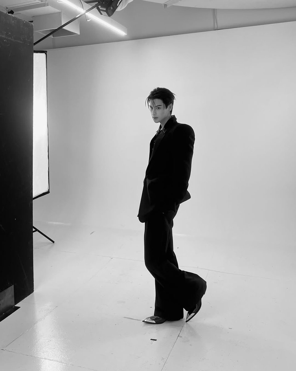 thipakorm's tweet photo. Dripping in precision, dressed in black. McQueen never misses, and neither did I. @.alexandermcqueen https://t.co/WTs2sbQCMX
