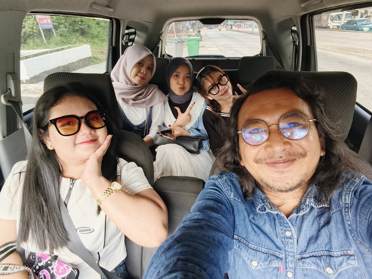 kriukmonster's tweet photo. GM! Roadtrip today with the girls.. Girl tripping day #KMShuttle #SouthEastAsia https://t.co/iSIYDwMHLr