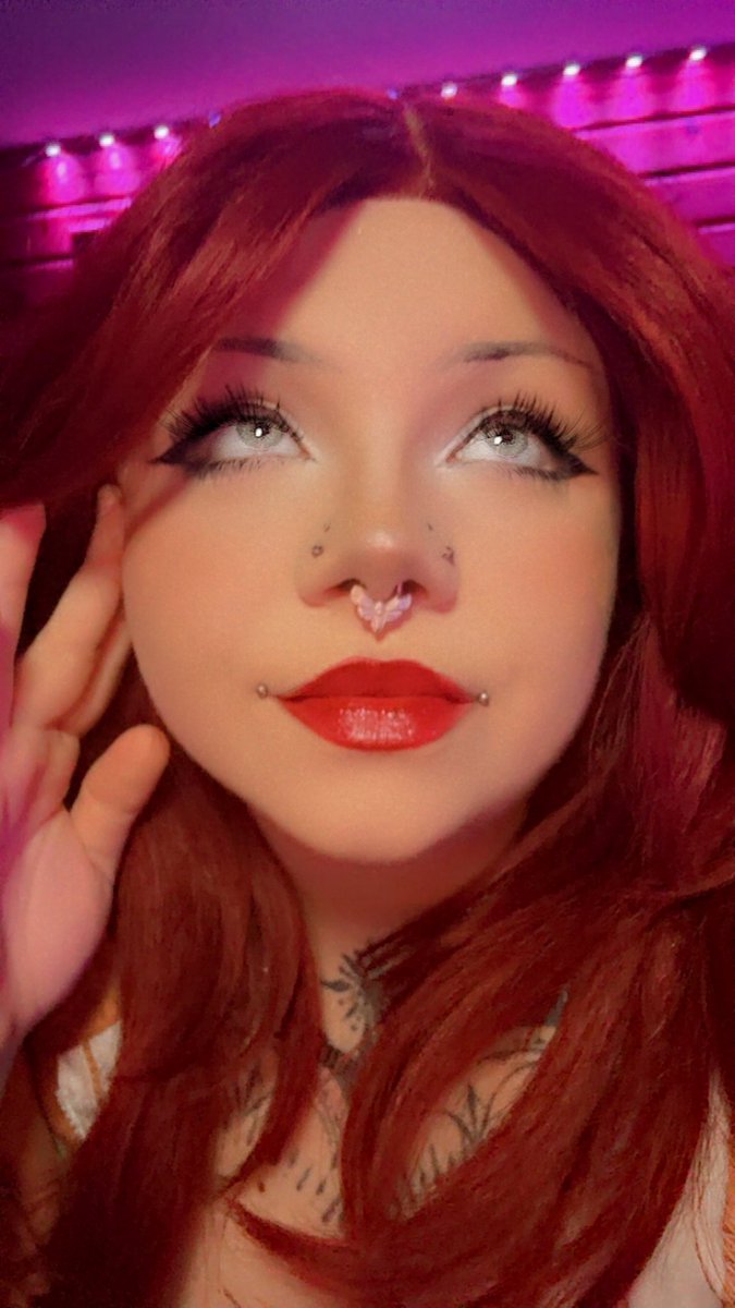 Swimsuit stream day and Val customs? Come say hi!