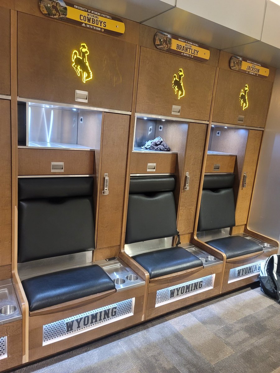 AMBeebe_1's tweet image. Beyond blessed for the to visit @wyo_football. Special thank you to @JamoBrown_. @JPetrino and @JaySawvel excited for our next conversation.
@keiththompson21 @TreWebb_ @NBAxCC @JacksonMoore247 @GregBiggins @BrandonHuffman @PGregorian @GEMCLASS_