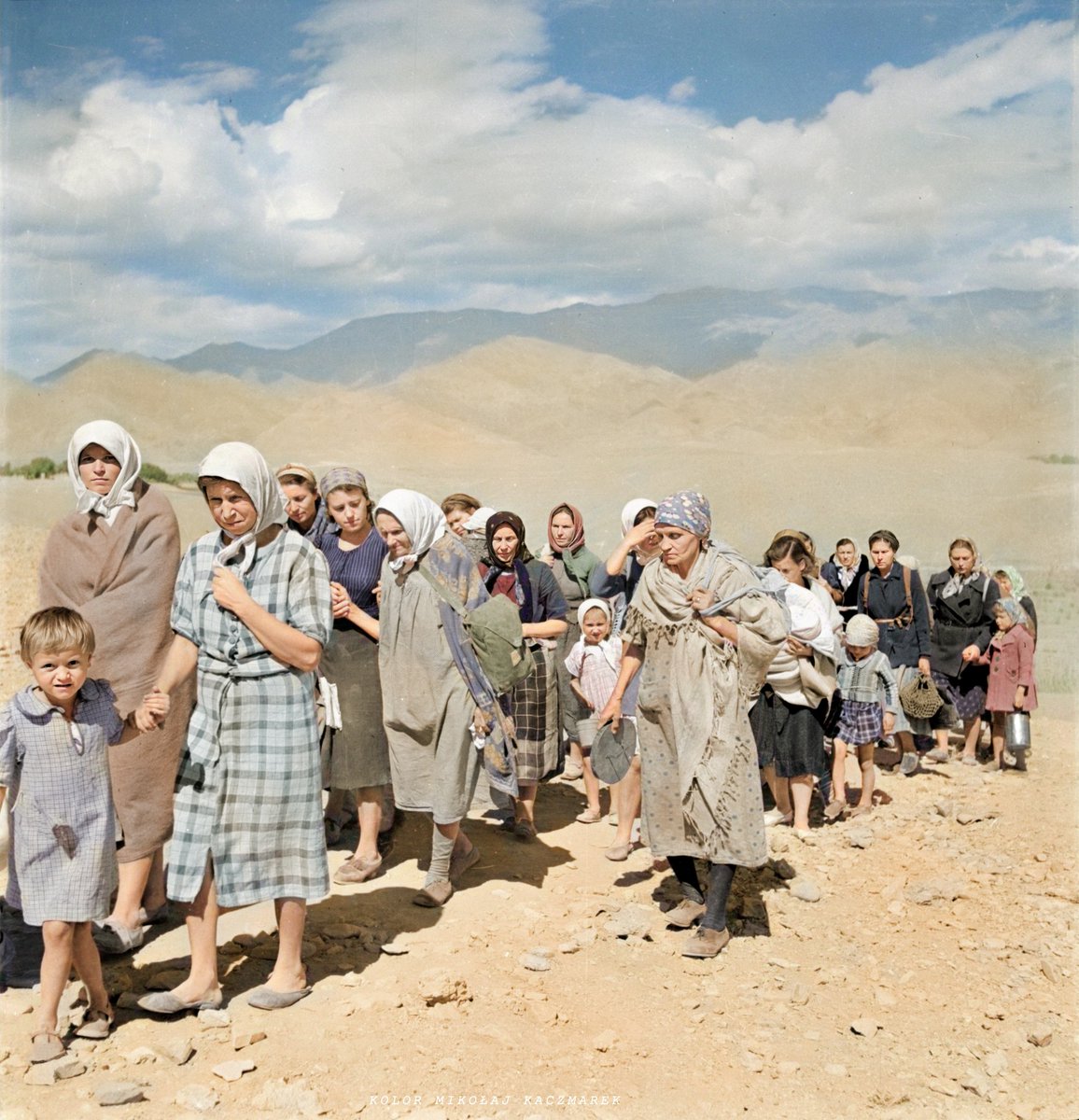 Kolor Historii - Mikołaj Kaczmarek (@kolorhistorii) on Twitter photo 🇵🇱 Polscy uchodźcy w Iranie, 1942 rok.
Pustynna droga gdzieś w Persji. Kobiety, dzieci, starcy. Wychudzeni, wynędzniali, ale idą. Bo są wolni.
 👉ok. 120 000 Polaków– w tym ok. 41 000 cywilów i 79 000 żołnierzy – zostało ewakuowanych ze Związku Sowieckiego w ramach ewakuacji 🇵🇱 Polscy uchodźcy w Iranie, 1942 rok.
Pustynna droga gdzieś w Persji. Kobiety, dzieci, starcy. Wychudzeni, wynędzniali, ale idą. Bo są wolni.
 👉ok. 120 000 Polaków– w tym ok. 41 000 cywilów i 79 000 żołnierzy – zostało ewakuowanych ze Związku Sowieckiego w ramach ewakuacji